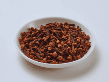 Para aprovechar al máximo estos beneficios terapéuticos, los expertos sugieren colocar una sola pieza entera entre la mejilla y la encía. ESPECIAL / CANVA