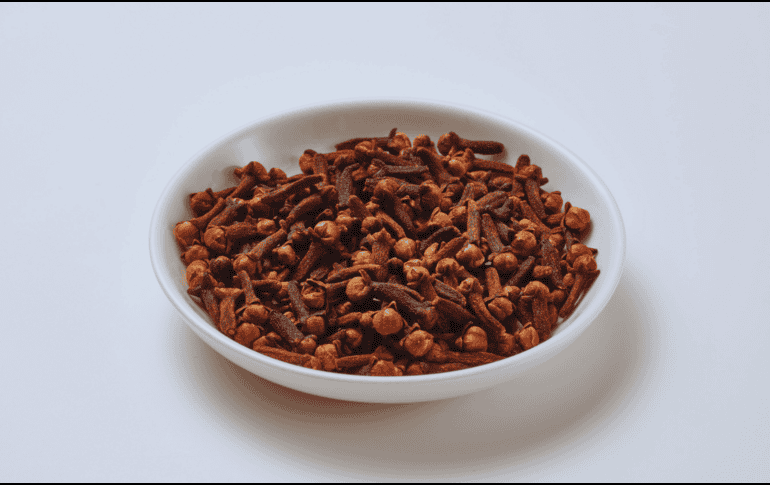 Para aprovechar al máximo estos beneficios terapéuticos, los expertos sugieren colocar una sola pieza entera entre la mejilla y la encía. ESPECIAL / CANVA