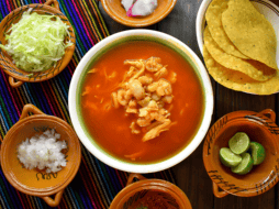 Descubre cuántas calorías tiene un plato de pozole, su valor nutricional y el ejercicio para quemar pozole exacto para mantener la figura en las fiestas patrias. ESPECIAL/Canva