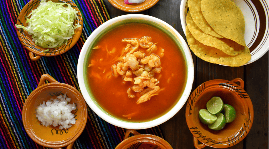 Descubre cuántas calorías tiene un plato de pozole, su valor nutricional y el ejercicio para quemar pozole exacto para mantener la figura en las fiestas patrias. ESPECIAL/Canva
