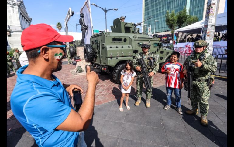 Ante miles de ciudadanos, se llevó a cabo el tradicional Desfile Cívico-Militar en Guadalajara por el 216 aniversario del inicio de la Independencia de México. EL INFORMADOR / A. Navarro