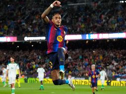 Barcelona ratificó su paso perfecto como líder de LaLiga tras imponerse con una contundente goleada frente al Racing de Santander en el Camp Nou. EFE/E. Fontcuberta.