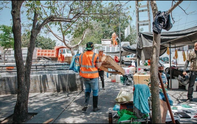 El Gobierno de Guadalajara desplegó al personal de aseo público en el Centro Histórico para retirar los desechos generados durante los festejos patrios y dejar despejada la zona. CORTESÍA.