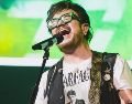 Aleks Syntek generó controversia al interrumpir su concierto patrio para regañar al público.