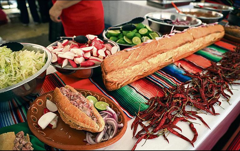 La torta ahogada es uno de los antojitos más representativos de la comida jalisciense. EL INFORMADOR