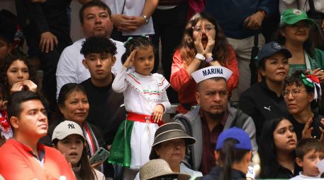Familias enteras se reunieron para ver la marcha en la capital. SUN/K. Guerrero