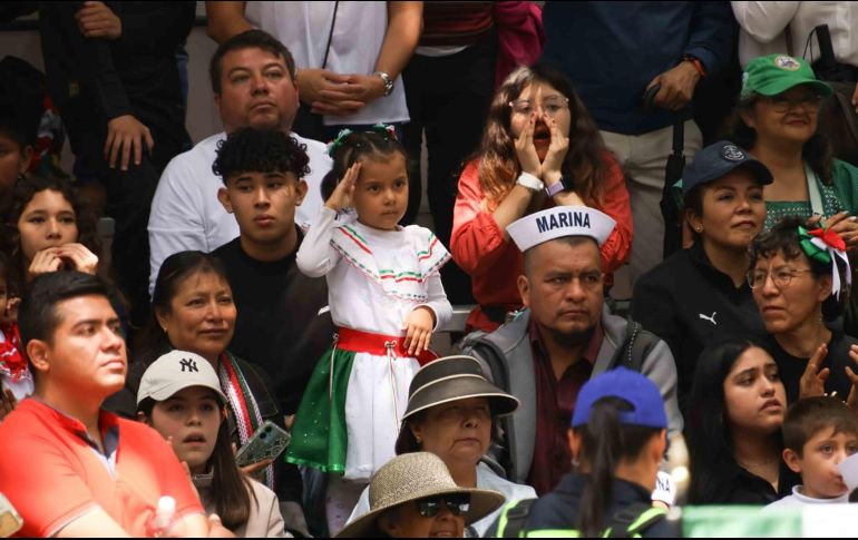 Familias enteras se reunieron para ver la marcha en la capital. SUN/K. Guerrero