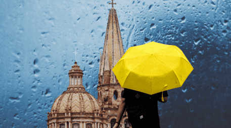 De acuerdo con los reportes meteorológicos más recientes, las lluvias comenzarán a manifestarse de forma ligera a moderada a partir de las 16:00 horas. ESPECIAL / CANVA