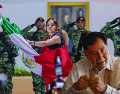 Hoy, al llamarla "fachosa" y burlarse de su manejo de la bandera durante el Grito de Independencia, el senador demuestra que el conflicto está lejos de terminar. FACEBOOK / Grecia Quiroz / SUN / ARCHIVO