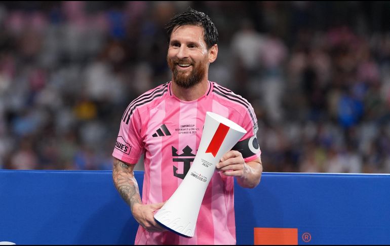Lionel Messi, con el trofeo de jugador del partido en la final de la Campeones Cup 2026. EFE / A. Boal