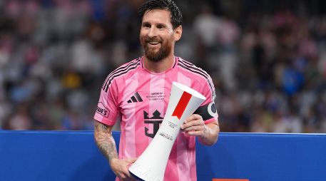 Lionel Messi, con el trofeo de jugador del partido en la final de la Campeones Cup 2026. EFE / A. Boal