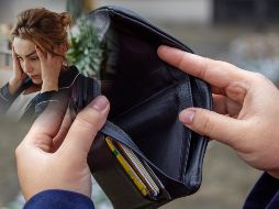 La Profeco señala que gastar de más no se debe únicamente a malos hábitos financieros, ya que puede estar relacionado con las emociones, el entorno y la falta de organización del dinero. ESPECIAL / CANVA
