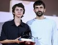 La directora israelí Rachel Szor y Yuval Abraham sostienen el Premio Especial del Jurado por su película 