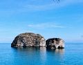 Los Arcos de Mismaloya, en Puerto Vallarta, Jalisco, destacan por sus formaciones rocosas y la biodiversidad marina que habita en sus aguas. ESPECIAL / CANVA