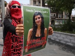 Una persona sostiene un cartel durante una manifestación para exigir justicia por el asesinato de la estudiante española Claudia Tacoronte Aguilera, en Cuernavaca, Morelos. EFE/ A. Cruz