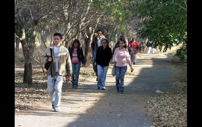La comunidad del CUCBA paralizó vialidades en Nextipac exigiendo un alto a la inseguridad; denunciaron que deben caminar un largo tramo a oscuras en medio de temores. EL INFORMADOR/ARCHIVO