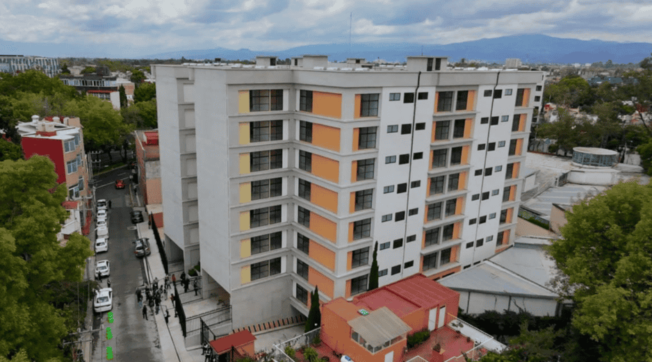 De 22 mil 200 viviendas que necesitaban reconstruirse, ya se entregaron 20 mil 556. X / @ClaraBrugadaM
