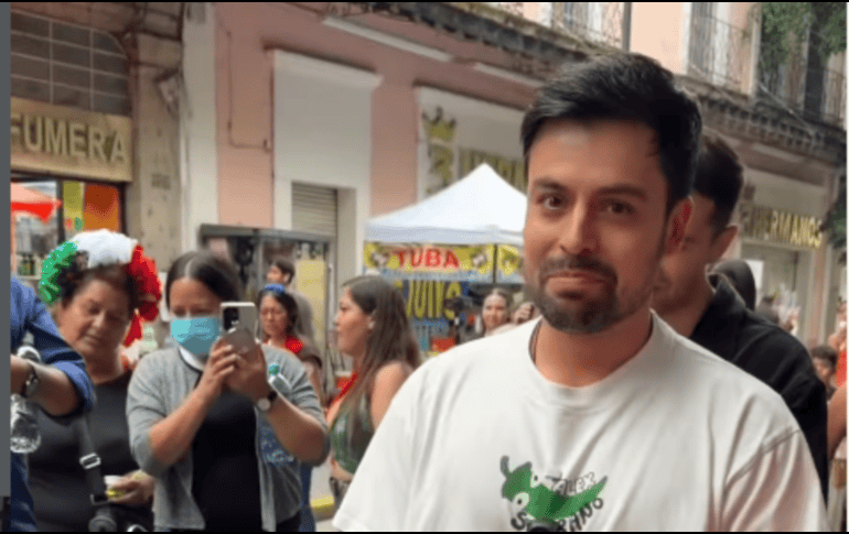 Multitud destruye la caja sorpresa del creador de contenido Alex Serrano tras irrumpir sin consentimiento para llevarse los premios. INSTAGRAM/ALEX SERRANO