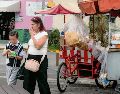 El consumo de alimentos con exceso de azúcares, grasas y sodio, se asocia con riesgos para la salud infantil. Ante la venta de estos productos en los alrededores de las escuelas, los Ayuntamientos deben reforzar la vigilancia y ordenar el comercio. EL INFORMADOR/A. Navarro