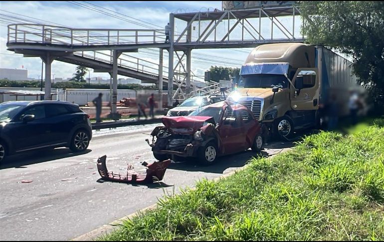 A su llegada, los cuerpos de emergencia localizaron tres vehículos compactos y un tráiler con huellas de choque. ESPECIAL