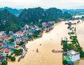Una imagen aérea muestra casas sumergidas por las inundaciones tras varios días de lluvia en la provincia de Ninh Binh, Vietnam. AP/P. Tuan Anh