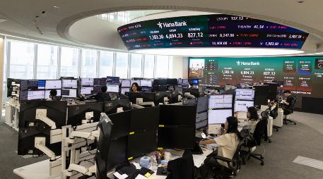 El cierre de un oleoducto y las dudas sobre los riesgos de la inteligencia artificial influyeron en el ánimo de los inversores a lo largo de la semana. EFE/J. HEON-KYUN