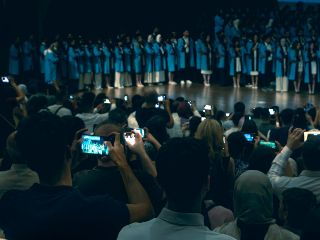 Junto con la regulación de los dispositivos, se fortalecerá el cuidado de la salud mental de adolescentes y jóvenes de 14 a 18 años. UNSPLASH