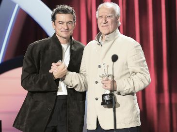 El director alemán recibió el Premio Donostia de manos de Orlando Bloom. EFE