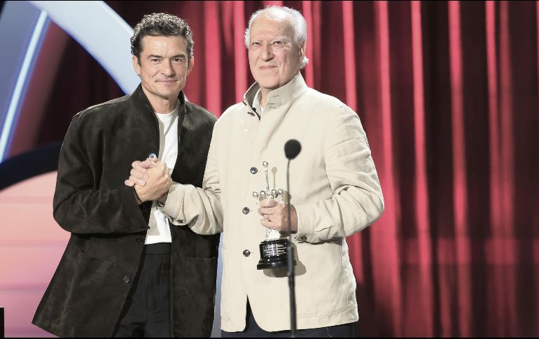 El director alemán recibió el Premio Donostia de manos de Orlando Bloom. EFE