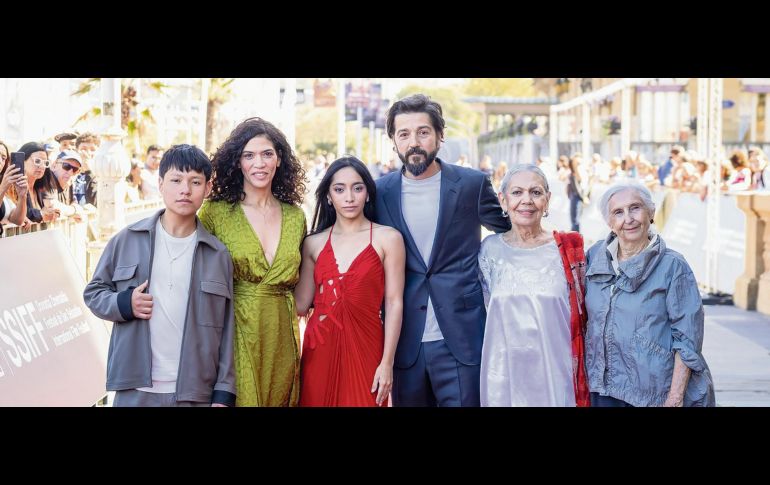 SAN SEBASTIÁN, 19/09/2026.- El director mexicano Diego Luna (3d) y los actores Sergio Bautista (i), Anna Díaz (3i), Luisa Huertas (2d) y Teresa Lozano (d) posan este sábado en la alfombra roja del 74 Festival de Cine de San Sebastián, donde presentan su película 'Ceniza en la boca' en la sección Horizontes del certamen. EFE/Javier Etxezarreta