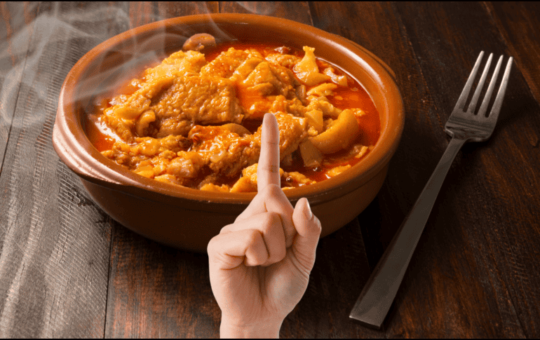 Los fines de semana, un recinto de Guadalajara cobra vida con familias enteras que buscan su famoso menudo rojo. ESPECIAL / CANVA