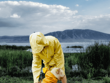Llevar contigo un paraguas resistente o un impermeable ligero será tu mejor decisión del día. ESPECIAL / CANVA