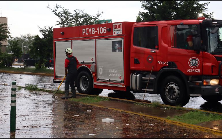 Ante la extensión del temporal de lluvias hasta noviembre, Protección Civil Zapopan recomienda a la ciudadanía identificar zonas de riesgo, evitar la vía pública y utilizar canales oficiales para prevenir accidentes. ESPECIAL/X @UMPCyBZ