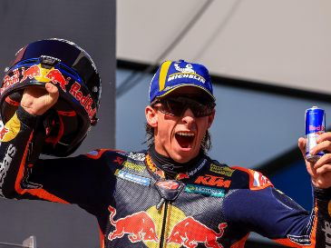 Pedro Acosta en casa de Red Bull y KTM, después de 56 grandes premios disputados, alcanza la ansiada victoria por delante de Jorge Martín. EFE / M. DIVISEK