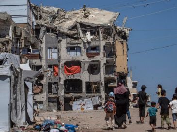 Desde el inicio de la ofensiva bélica israelí hace casi tres años, que ha devastado la Franja, más de 73 mil 900 palestinos han muerto, incluidos más de 20 mil menores y niños. EFE/M. SABER