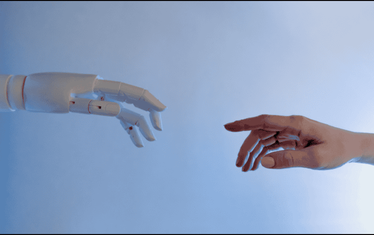 Desde el 1 de agosto de 2024 entró en vigor la Ley de Inteligencia Artificial de la Unión Europea (AI Act), convirtiéndose en el primer marco regulatorio integral del mundo para esta tecnología, la cual clasifica los sistemas de IA según su nivel de riesgo —inaceptable, alto, limitado y mínimo— e impone obligaciones estrictas de transparencia y supervisión humana. CANVA
