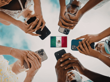 Los jóvenes mexicanos pasan en promedio 90 días ininterrumpidos al año frente a la pantalla, consumiendo principalmente contenidos de redes sociales como Instagram y Facebook. ESPECIAL / CANVA