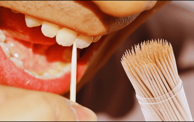 El mayor riesgo radica en la fragilidad del material. La madera humedecida por la saliva tiende a romperse con suma facilidad. ESPECIAL / CANVA