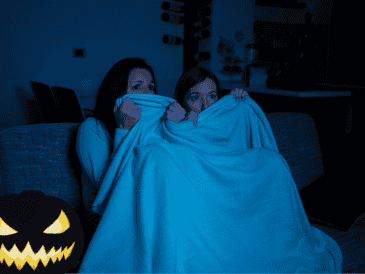 Apaga las luces, enciende tu pantalla y deja que los grandes maestros del horror te demuestren por qué sus obras siguen siendo insuperables. ESPECIAL / CANVA