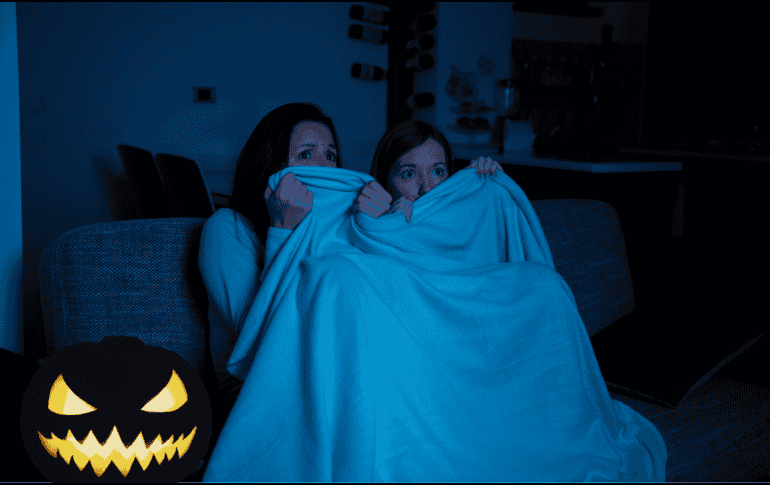 Apaga las luces, enciende tu pantalla y deja que los grandes maestros del horror te demuestren por qué sus obras siguen siendo insuperables. ESPECIAL / CANVA