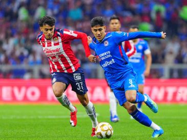 A Chivas le ha costado encontrar reemplazos para sus laterales, Gabriel Milito ha tenido que recurrir a futbolistas fuera de esa posición. IMAGO7