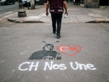 Pinta urbana con el logotipo de El Chapulín Colorado y la leyenda "CH Nos Une". atreves de un comunicado Grupo Chespirito rechazó públicamente el uso de sus personajes en propaganda política. IA/GEMINI