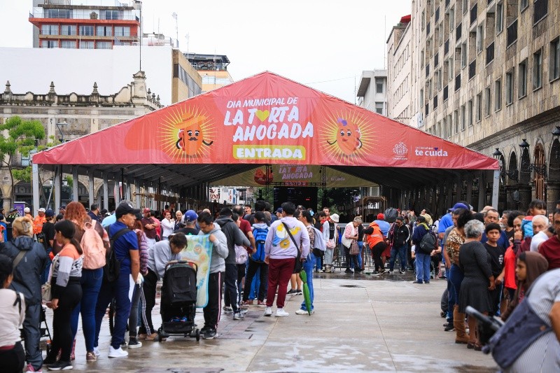 Con el paso de las décadas, la torta ahogada ha trascendido fronteras y generaciones, manteniendo intacta su esencia original a base de birote salado, carnitas y salsas. EL INFORMADOR/J. Acosta
