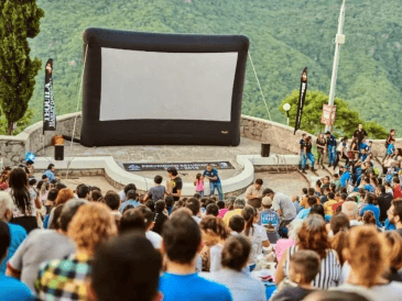 Ver una película al aire libre, recostado sobre el pasto y bajo el cielo estrellado, es una experiencia que se puede disfrutar en Guadalajara. ESPECIAL/ FACEBOOK / Cinema Live Guadalajara
