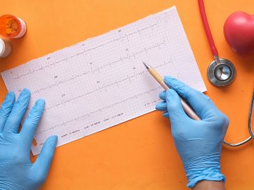 El riesgo femenino cambia a lo largo de la vida y puede estar condicionado también por factores específicos como el embarazo o una menopausia prematura. Unsplash