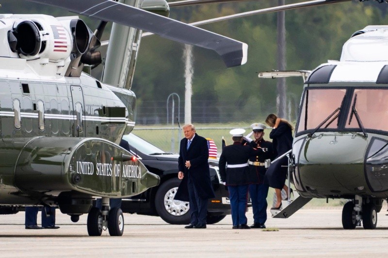 Donald Trump y su esposa, Melania, acudieron a la base aérea Andrews a recibir al presidente de China. EFE / J. LO SCALZO&nbsp;