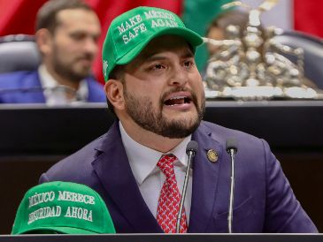Durante su intervención, Mancilla exhibió la indumentaria inspirada en el movimiento político estadounidense MAGA. EFE/Cámara de Diputados