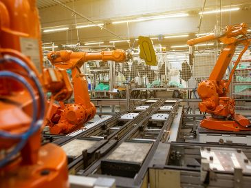 El cambio demográfico respalda también la demanda de robots industriales, cuyas capacidades aumentan con los avances en inteligencia artificial, visión artificial y sensores. Unsplash