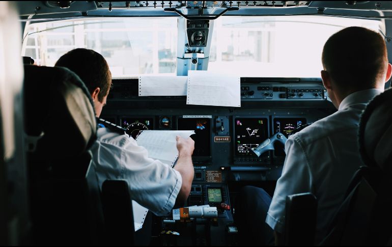 Pilotos señalan que es fundamental proteger a quienes protegen cientos de vidas en el aire. UNSPLASH