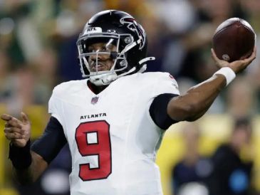 Los Falcons no habían llegado a zona roja ni ganado en sus primeros dos partidos de temporada regular. Este jueves por la noche hicieron ambas contra los Packers en Lambeau Field. AP